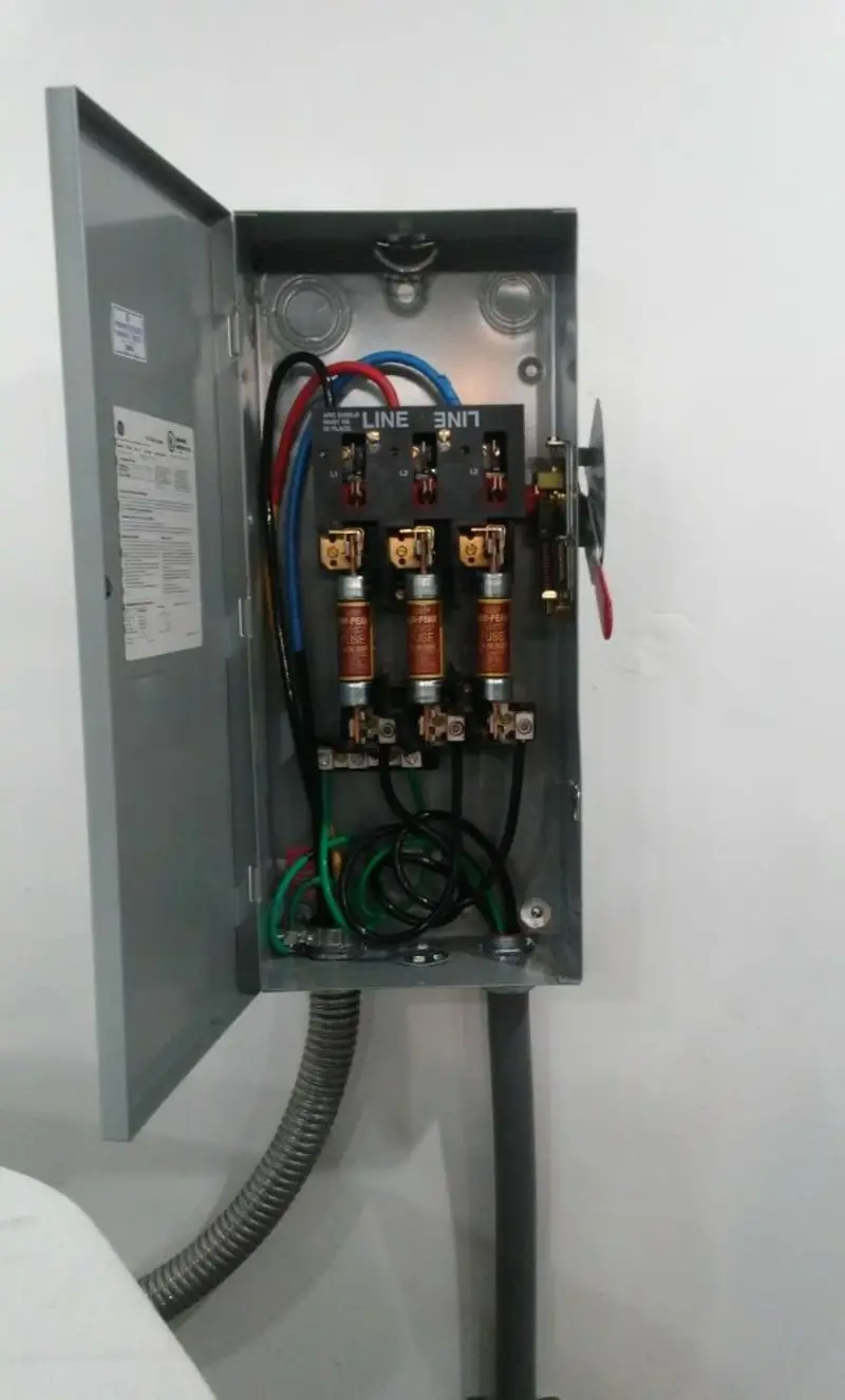 Three-phase disconnect switch installed for Smoke Detector Installation in Eidson Road